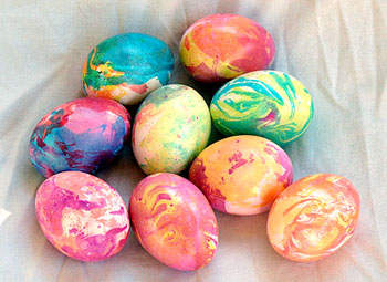 Eggs decorated with natural food colouring, marbled, ready for wrapping up, as gifts in egg cups