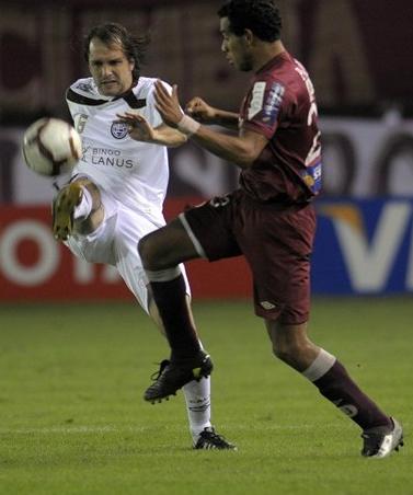 Handicapped football player. Argentine Jadson Viera seemed to be playing with just one arm in a game against Peruvian defender in Libertadores Cup. Photo from Getty Images, FIFA.com