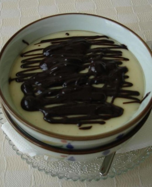 Simple and healthy desserts for kids - vanilla pudding with carob spread