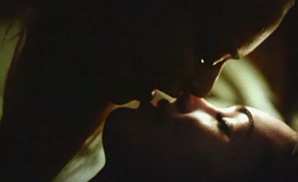Megan Fox and Amanda Seyfried making out in Jennifer's Body 
