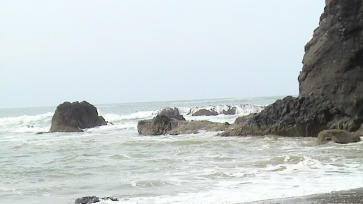 This is the area at the bottom of this article I film video for you to enjoy the beach waves as kids play around on rocks.