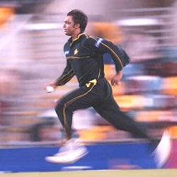 Shaoib Akhtar (Pakistan), one of the fastest bowlers ever, in full flight - topnews.