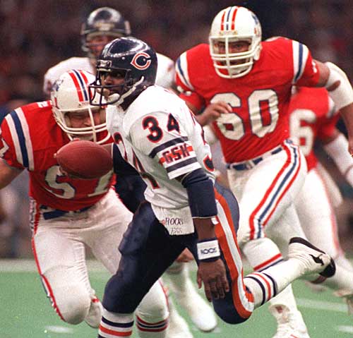 The Patriots chase Payton in Super Bowl XX. Payton and the Bears demolished the New England Patriots 46-10 in Super Bowl XX.  (AP PHOTO) 