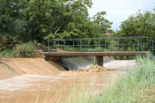 The spillway in flood, January 2009