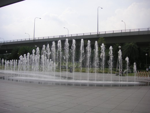 Fountain at entrance of Vivocity.