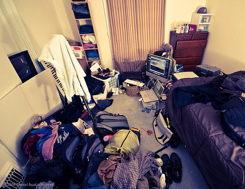 Clutter is to be avoided in a feng shui bedroom. Love lives will suffer. photo: WarzauWynn @flickr