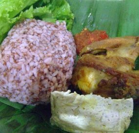 This is the way I have my brown rice, with fried chicken, tofu steamed, sambal or chili, and some veggie. With banana leaf as the plate. dieny-yusuf.blogspot.com