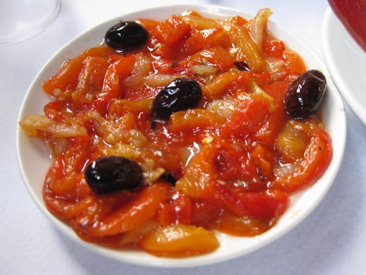  Esgarrat, a kind of salad used as a starter, involving strips of peppers and sometimes olives and salted cod.(Italian)