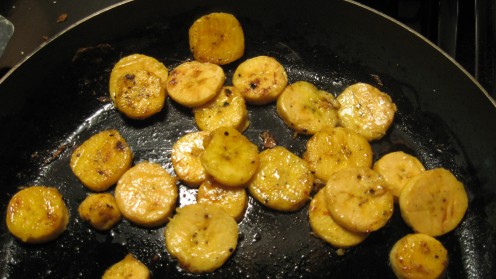 Plantain slices frying / Photo by E. A. Wright