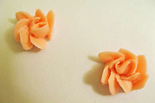 Decorative pink rosettes made from basic vanilla buttercream frosting and food coloring / Photo by E. A. Wright