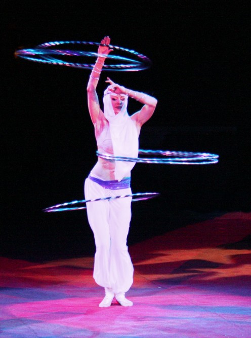 Hula-Hoop in Perfektion durch die Russin YELENA LARKINA aufgefhrt im Zirkus - Usien 2010 - GNU Free Documentation License 