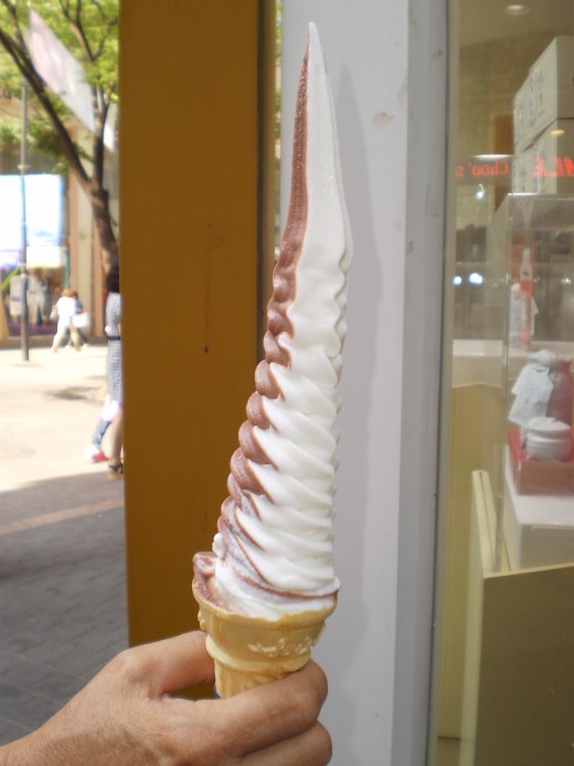 Pay just 1500 won for this extremely long ice cream. A delight in hot summer.