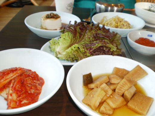 At Korean meals, many side dishes are usually served along with the main dish. A must have is kimchi.