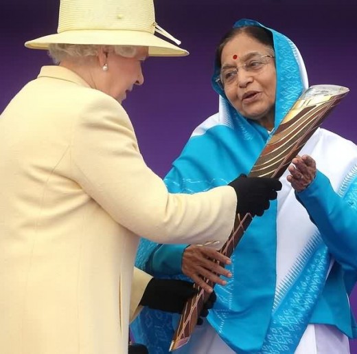 Queen Elizabeth II handing over the baton to Indian President Pratibha Patil