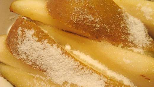 Mix the pear slices with sugar and lemon juice / Photo by E. A. Wright