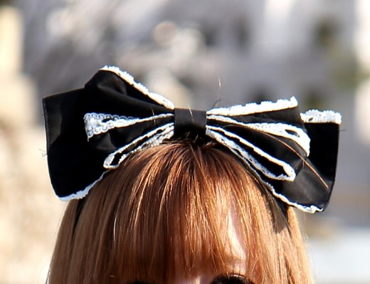 Big fashion accessories get you noticed! This is a great gothic bow that will go great with any goth outfit!