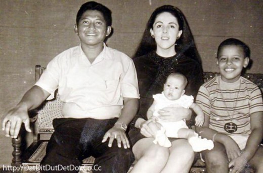 Obama with his family in Indonesia. From left to right: My stepfather (Lolo Soetoro), mother (An Dunhan), half sister (Maya Soetoro) and Barack Obama.