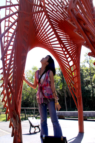 Sculpture as frame. Makes you want to ask - "what are you  looking at up there?"