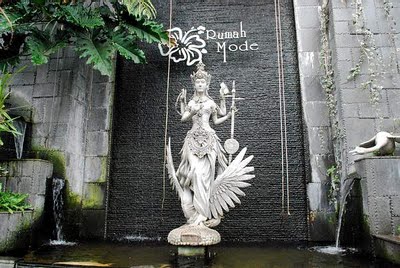 Rumah Mode - Dewi Sri Statue http://blog.malaysia-asia.my