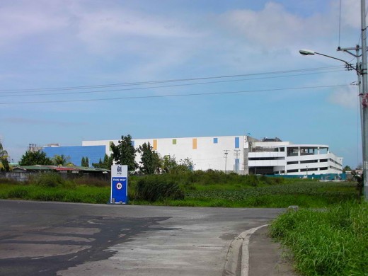 The near-completed SM City Naga seen upon entering the CBD II from the National Highway (Photo courtesy of Kilks2009) Taken 1 February2009