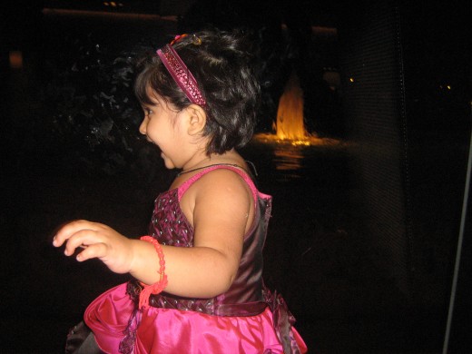 Shronika is amazed to see a beautiful and lively fountain in the background at ITC Maurya Hotels and Towers in Delhi