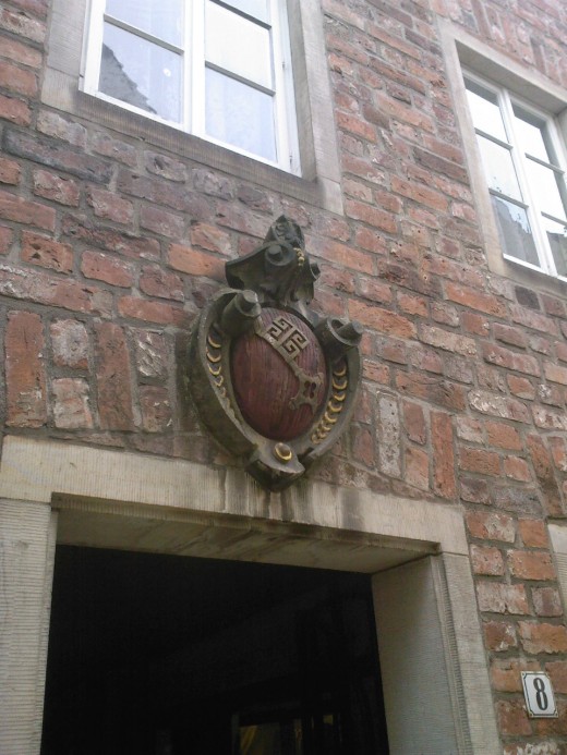 The arms of Bremen (silver key on red background) on a house :)
