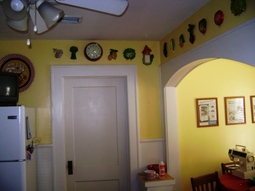 Note the vitntage chalk art decorating the walls. Note the vitntage chalk art decorating the walls.