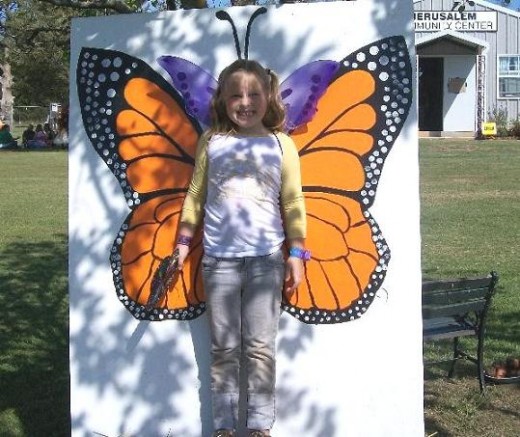 Big sister smiles beautifully as a Monarch!