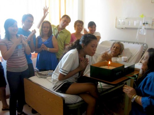Donors spearhead a mini birthday celebration for Jess' daughter Gebgeb at the hospital.