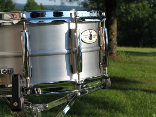 Sensitone Elite Snare Drums feature the SuperHoop II and CL-65 lugs.