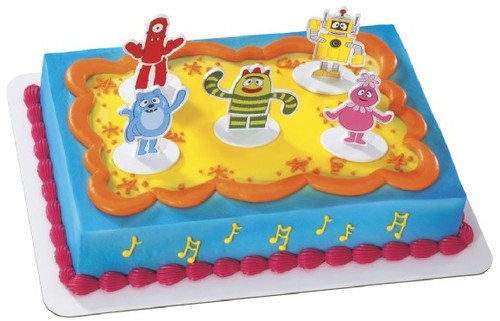 Decorate a cake or cupcakes and use Yo Gabba Gabba cake toppers to create 3D fun. You can use cake toppers on any style of cake or cupcake that you choose. Simply frost your dessert and stick these easy to use cake topper items on top.
