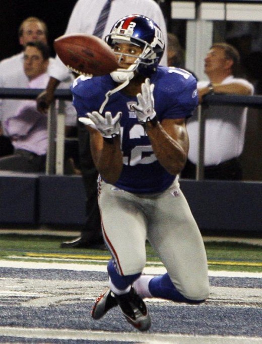 New York Giants wide receiver Steve Smith makes a touchdown reception against the Dallas Cowboys during the first half of an NFL football game Monday, Oct. 25, 2010, in Arlington, Texas. (AP Photo/LM Otero)