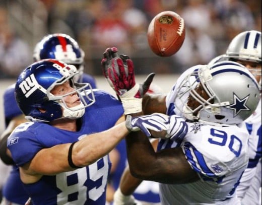 New York Giants tight end Kevin Boss and Dallas Cowboys defensive tackle Jay Ratliff grapple over a loose ball during the second half an NFL football game Monday, Oct. 25, 2010, in Arlington, Texas. The Giants won 41-35. (AP Photo/Mike Fuentes)
