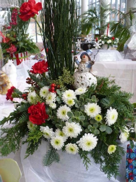 How to Make Your Own Fresh Floral Christmas Centerpieces I Easy and Cheap