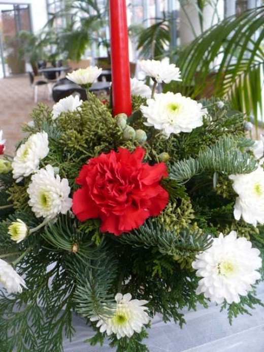 How to Make Your Own Fresh Floral Christmas Centerpieces I Easy and Cheap