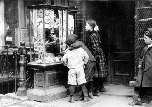 1910, kids looking at Christmas cards