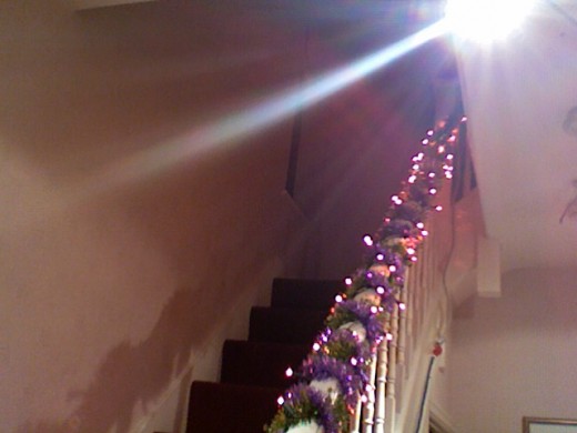 Now I also like to decorate the stairs, just because I have some spare lights and tinsel.