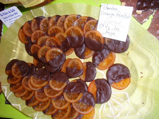 Oranges half covered in dark chocolate.  5,80 per 100gr