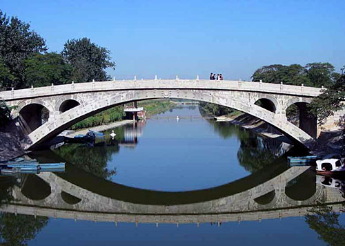 Zhao Zhou Bridge, built in the 7th century, its 37m (121ft) span remained the longest single arch in China until the middle of the 20th century