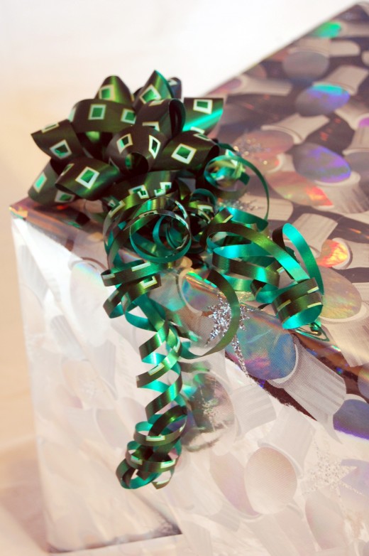 Bow with curly ribbon decoration in different colors and textures.