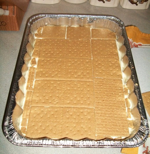 Put over it the second layer of Graham Crackers.