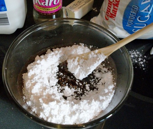 Mix into it powdered sugar. Beat well.