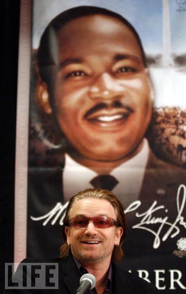 Bono honored at The King Center's "Salute To Greatness" dinner, January 2004