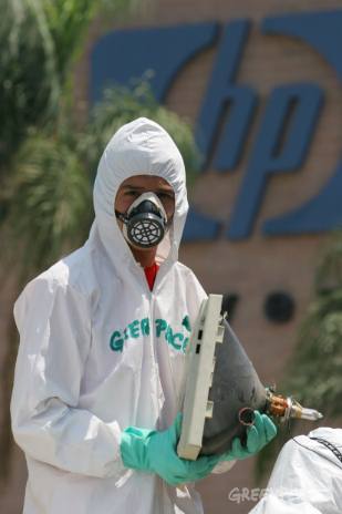 Activists deliver electronic waste back to the offices of Hewlett Packard to demand the removal of toxic substances from HP products.