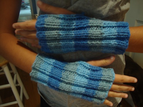 The finished knitted hand warmers / fingerless gloves.