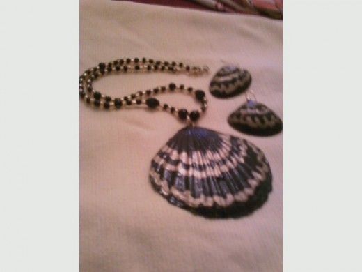 Another one of my new arrivals, Black and Gold shell jewelry.