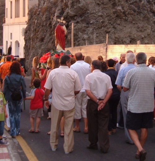 The faithful follow San Telmo