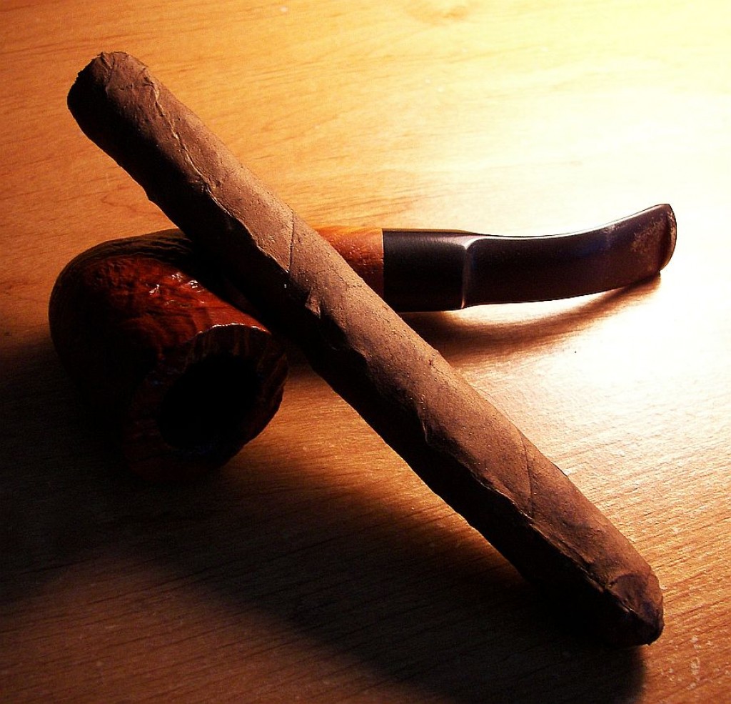 Smoking Cigar vs Pipe