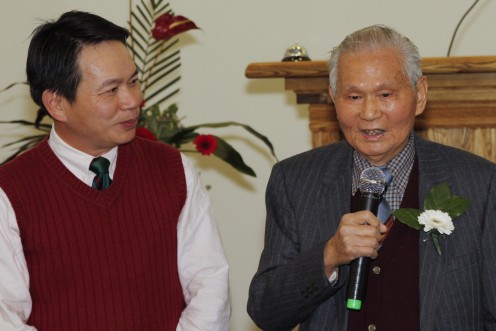 Elder Jason Hsu (90 years) is visiting his daughter, Jennifer Tsai and family.  He quoted many Bible verses from the Bible. Bro. Roger Chen is interpreting from Taiwanese to Mandarin.