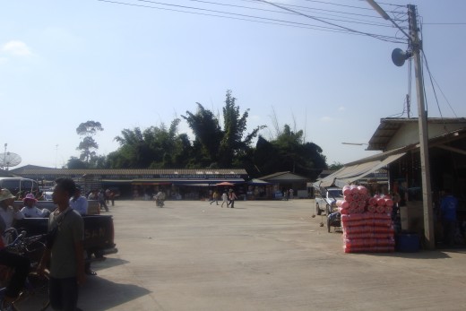 I wandered down the street on the Thai side where there were vendors on each side, but there was no craftwork so I bought nothing. 